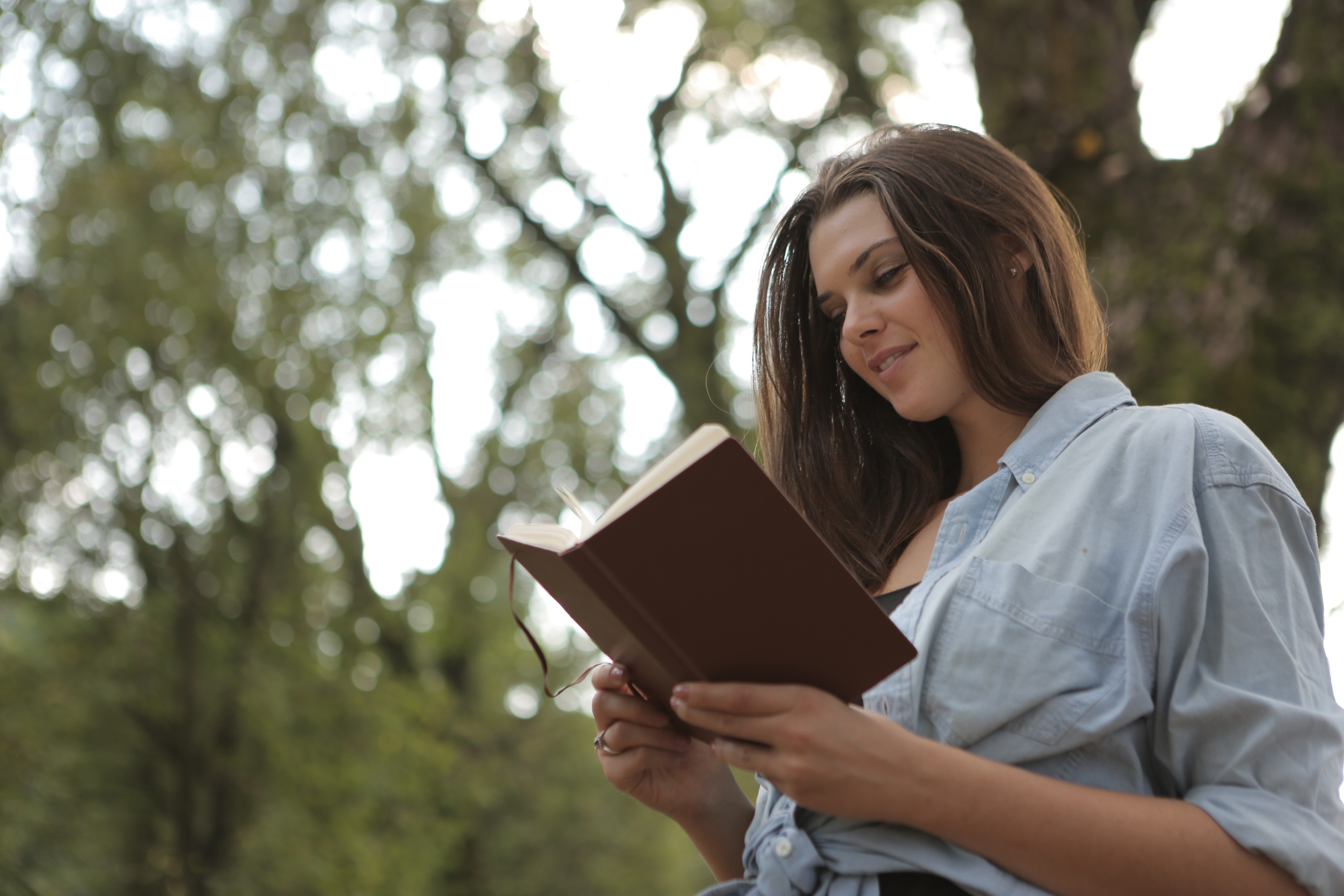 vrouw leest boek